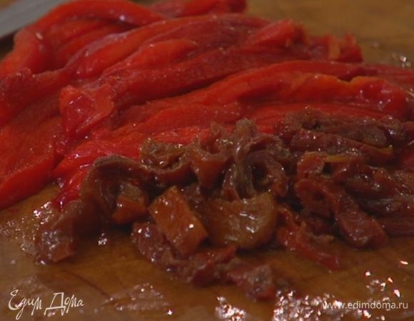 Вяленые помидоры нарезать небольшими кусочками.