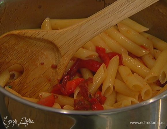 В кастрюлю с горячими макаронами добавить вяленые помидоры, черри и сладкий перец, поставить кастрюлю на небольшой огонь, сбрызнуть все оливковым маслом, перемешать и немного прогреть.