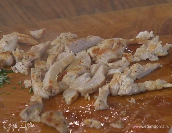 Обжаренную грудку нарезать тонкими полосками.