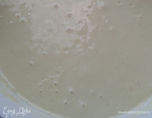 Готовим тесто для блинов. Желтки отделить от белков. Белки убрать в холодильник. Желтки растереть с сахаром, добавить растительное масло, влить теплый кефир начать взбивать миксером,  добавить молоко, затем яично-кефирную массу смешать с мукой (понемногу вливая жидкость в муку) и так же все взбить миксером. Соду погасить соком из дольки лимона. Далее оставить тесто на 30 минут. 