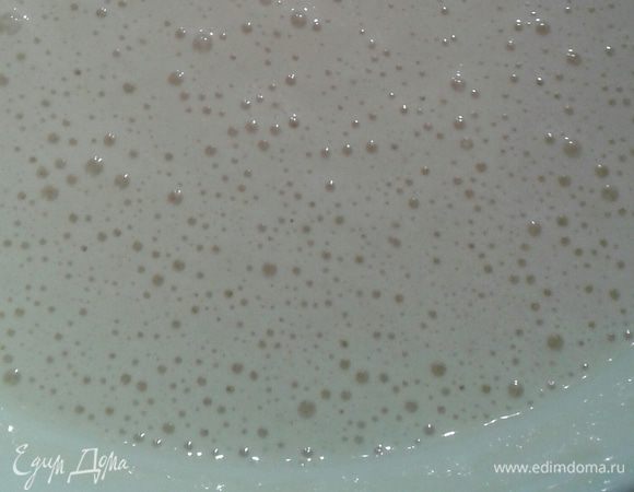 Когда тесто отдохнет белки взбить с щепоткой соли, вылить в тесто, далее развести теплой водой до нужной консистенции (воды понадобится от 0,5 до 1 стакана). 