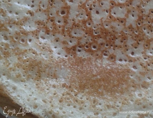 Блины выпекать  на блинной сковородке, смазывая каждый растопленным маслом.
