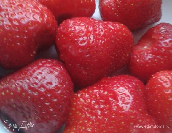 Готовим начинку. Клубнику помыть нарезать небольшими кусочками.

