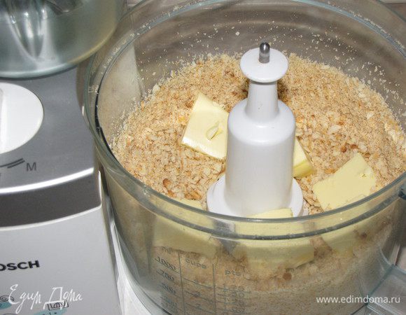 Добавить размягченное сливочное масло.