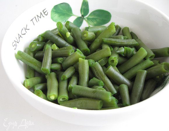 Отварить стручковую фасоль 7 минут. Откинуть на дуршлаг и охладить. Затем нарезать на небольшие кусочки.