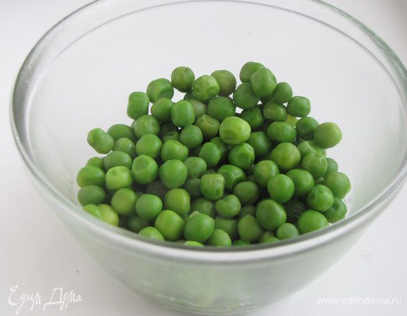 Зеленый горошек отварить 5 минут.