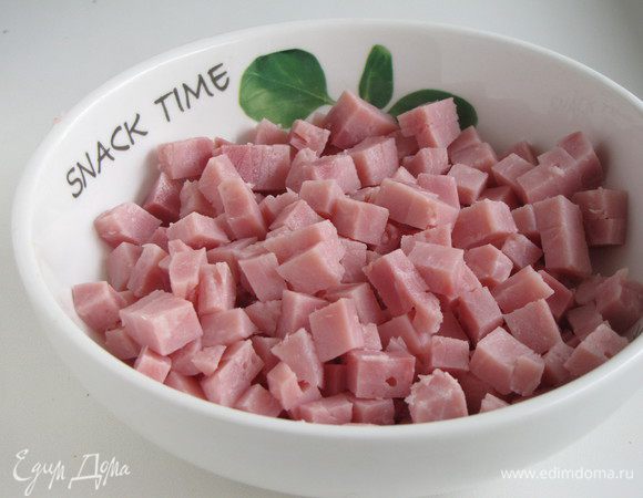 Ветчину нарезать небольшим кубиком.
