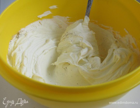 400 г сливочного сыра типа Филадельфия или любой творожный сыр хорошо размягчить, если нужно посолить и поперчить по вкусу. Оставшиеся 100 г. отложить в сторону.