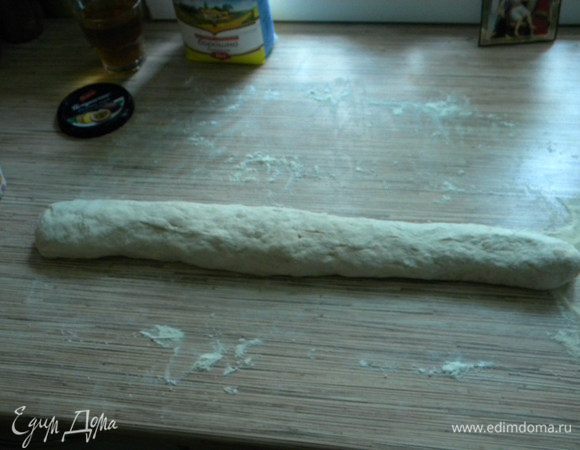 Делаем вот такую колбаску и режем в 2 см. толщиной. Обваливаем в манке и на противень.