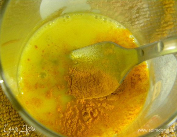 Взбиваем яйцо с солью и карри, смазываем булочки, и в духовку на 20-25 минут.