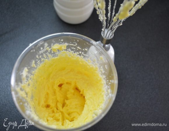 Добавляем творог и размягченное сливочное масло. Хорошо перемешиваем. 