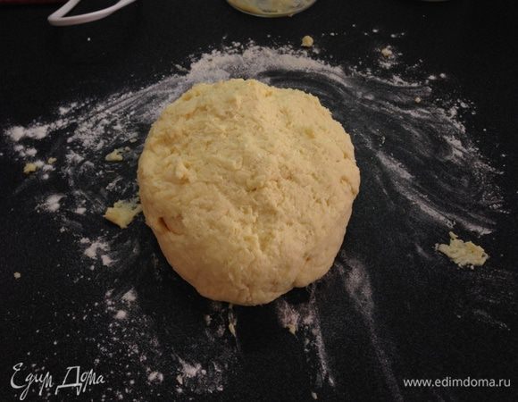 Постепенно добавляем муку. Хорошо перемешиваем. Тесто должно получится "легкое и не забитое"! 