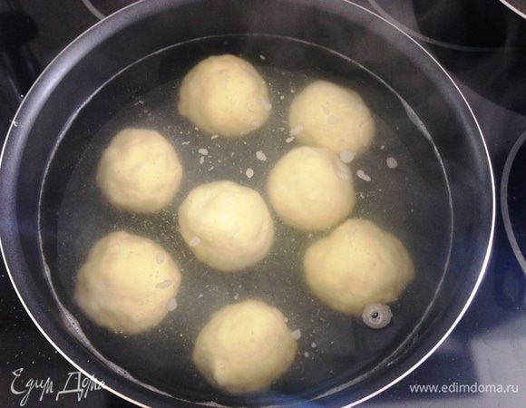 В кипящую воду отправляем наши шарики и варим, после того как всплывут, 3 мин. 
