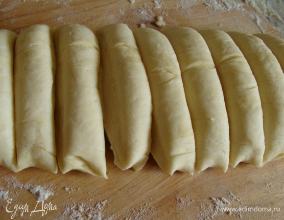 Тесто разделить на равные кусочки.