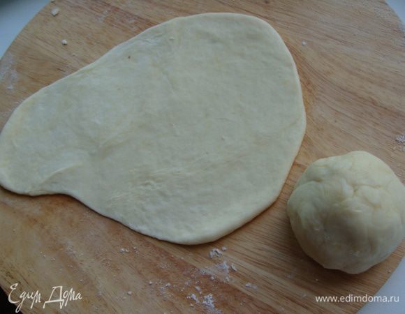 Скатать шарик и раскатать его скалкой, одну сторону лепешки делаем шире. 
