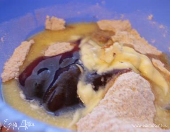 Добавить мед, размягченное масло и растопленный шоколад.