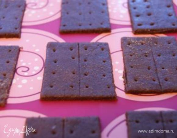 Раскатать тесто на поверхности присыпанной цельнозерновой мукой. Сформировать крекеры, с помощью ножа сделать полосочку, с помощью зубочистки - дырочки.