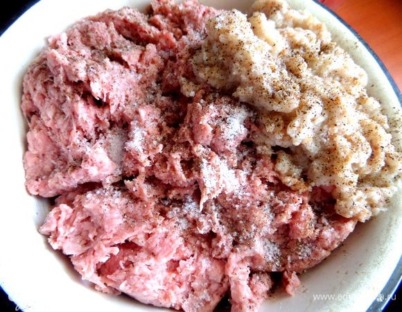 Размокшую булку смешиваем с фаршем, солим, перчим.