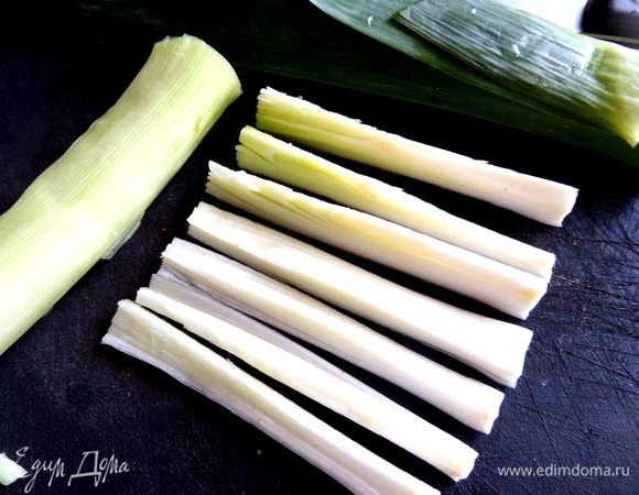 Белую часть порея разделим вдоль, потом измельчим.