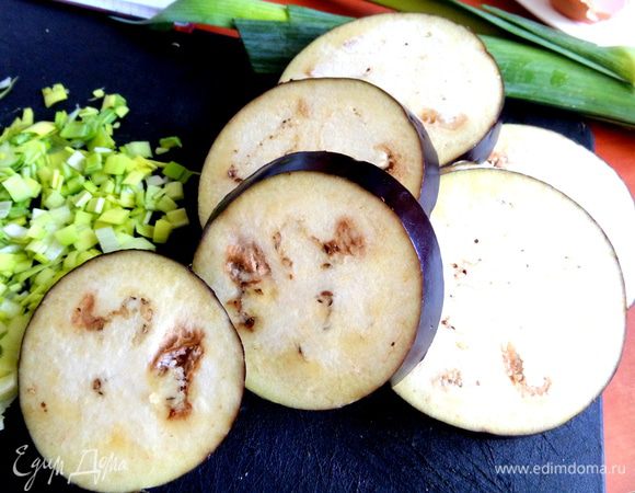 Баклажан делим на крупные кольца.