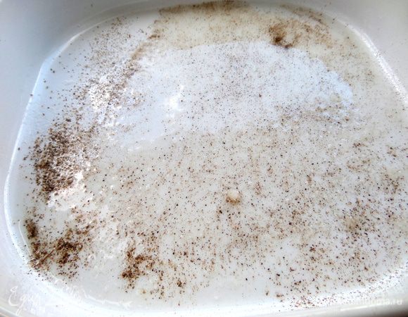 Берём керамическую форму (26 см каждая сторона), смазываем маслом и присыпаем перцем,так как баклажаны ничем не приправлены и требуют остроты.