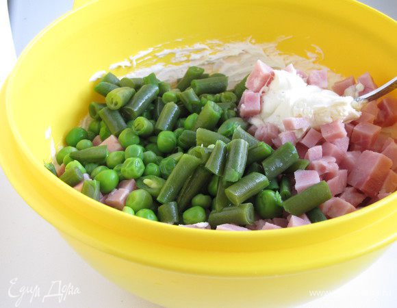 Добавить к сыру зеленый горошек, ветчину и стручковую фасоль. Аккуратно перемешать.