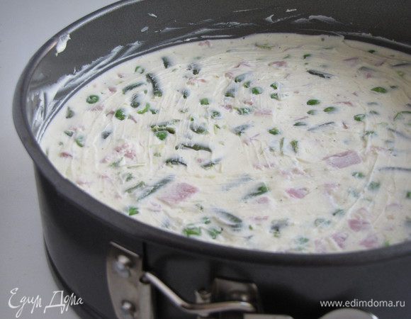 Выложить начинку на корж и разровнять. Затянуть форму пленкой и снова убрать в холодильник.