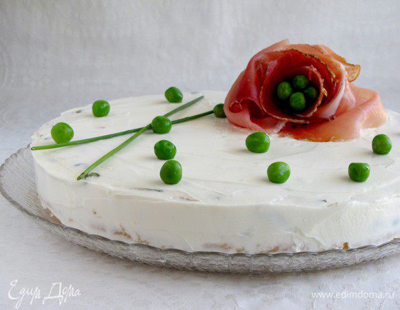 Перед подачей снять бортики, перенести торт на блюдо. С помощью лопатки обмазать торт со всех сторон оставшимся  сыром и украсить по вашему желанию.