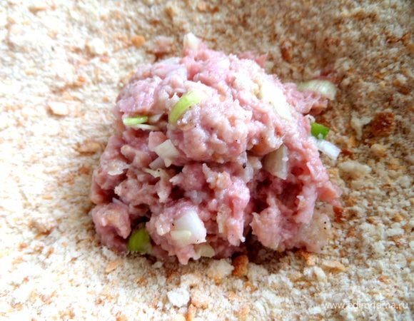 Комок фарша берём и обваливаем в сухарях.