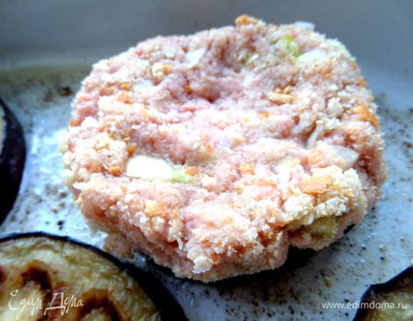 Кладём плоскую котлетку на баклажан.