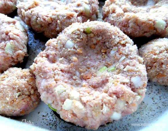 Сделаем ямку-гнёздышко в каждой.