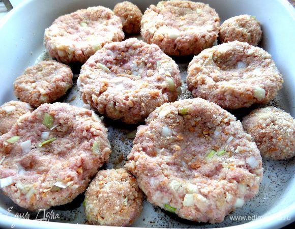 Оставшийся фарш скатаем и выложим рядом фрикаделечки.