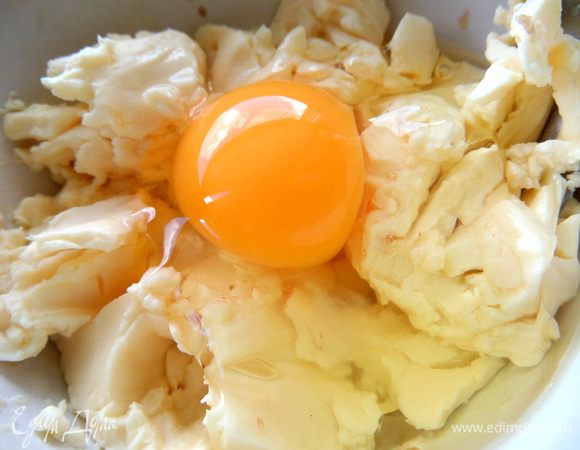 Плавленный сыр разминаем вилкой вместе с яйцом.