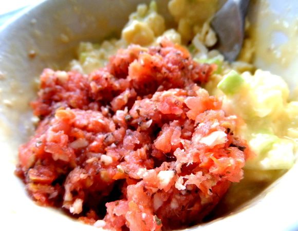 Добавим томатные остатки с чесночком и приправами или просто ложку томатной пасты, будет очень красивый цвет!