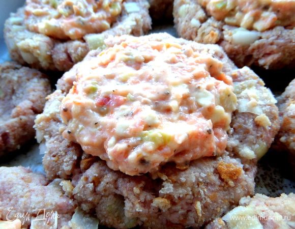 Наносим шапочкой на каждую котлетку.