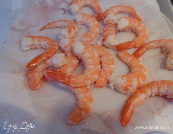 Креветки почистить, удалить кишечную вену. Креветки обвалять в поленте (можно заменить манкой).