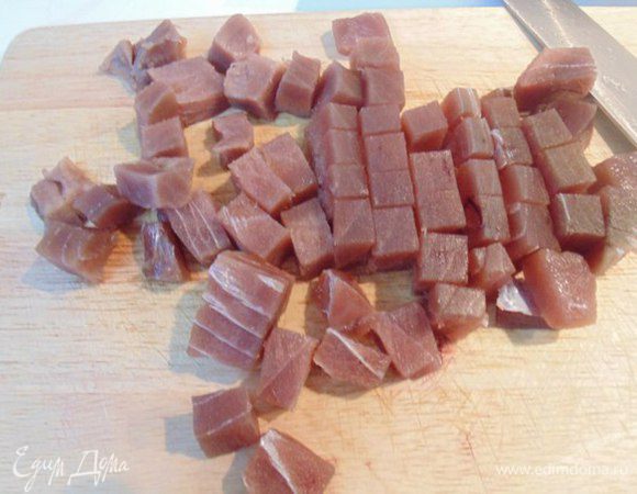 Подзамороженного тунца порезать маленькими кубиками.