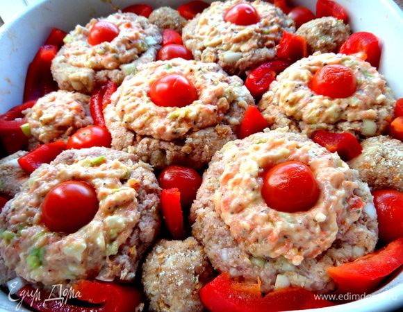 Ну и на этом я не остановилась! Болгарский перец нарезала на кусочки и воткнула их между котлет))) Запечённый перец - это такая вкуснятина!