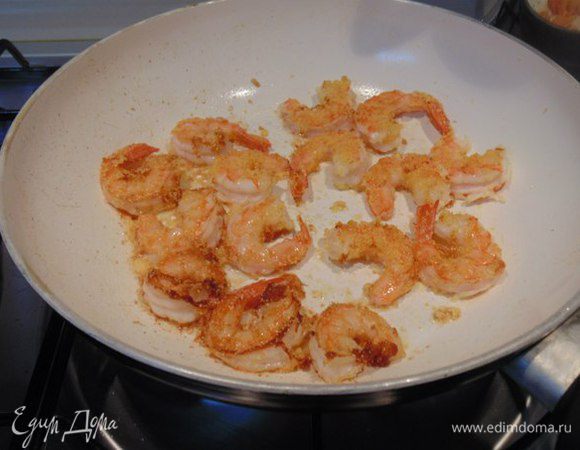 Тунца и креветки будем готовить одновременно на двух сковородах. В каждой разогреть 1,5 ст.л. оливкового масла и обжарить быстро на достаточно сильном огне до румяного цвета. Посолить.
Сделать заправку: смешать 1 ст.л. оливкового масла и 1 ст.л. лимонного сока, поперчить по вкусу.