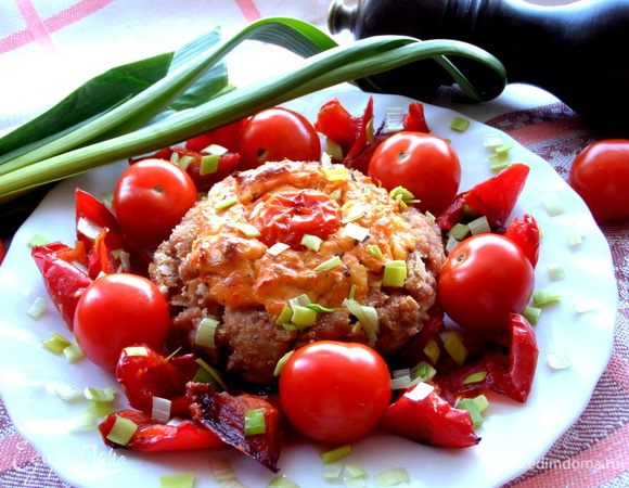 Или вот так, порционно, украсив черри и кусочками запечённого перца))) А баклажан снизу просто растворился в котлетке и очень дополняет её!