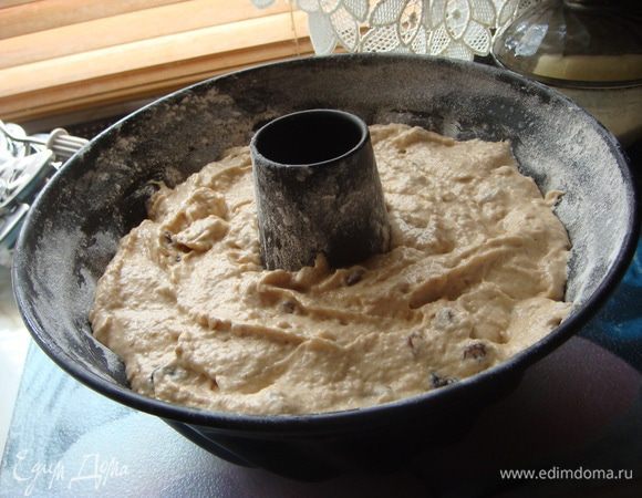 Смазать форму маслом и посыпать мукой, выложить тесто.