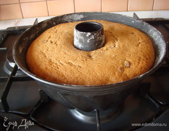 В разогретую духовку при температуре 180 градусов минут 45, проверяем лучинкой (должна выходить сухой) до готовности.
Остужаем и вынимаем из формы, т.к. пирог мягкий.
Можно печь и в мультиварке в режиме "выпечка" 1 час.