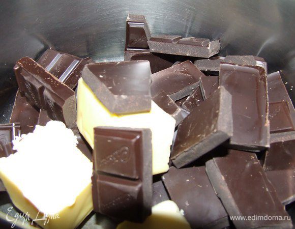 На водяной бане растопить шоколад и сливочное масло.