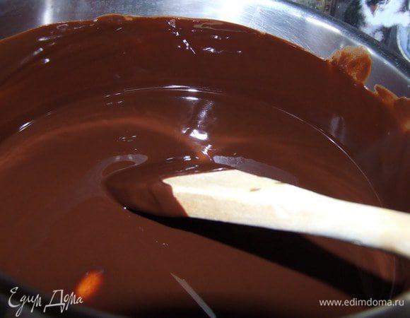 Яйцо взбить с сахаром. Затем ввести их в растопленный шоколад, перемешивая венчиком. Получаем однородную густую шоколадную массу. Добавим эссенцию или апельсиновый ликер.
