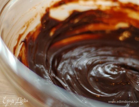 Затем вводим просеянную муку и хорошо перемешиваем венчиком.