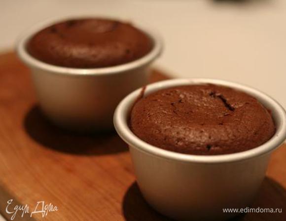 Духовку разогреваем до 200 градусов. Формочки смазываем маслом и присыпаем какао. Наполняем формы тестом и отправляем на 5-7 минут в духовку. Охладить в течении 5 минут, а затем аккуратно перевернуть на тарелку, прижав тарелку к формочке. Подавать такой десерт нужно теплым, разрезав серединку, чтобы начинка вылилась на тарелку.