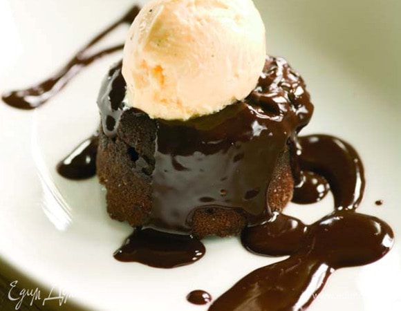 Такой десерт можно разнообразить фруктами, шариком ванильного мороженого и мятой.