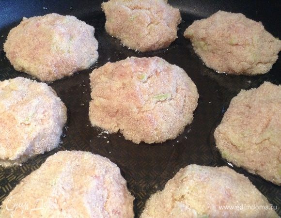 Сформировать котлетки и обвалять их в остатках манки.
Обжарить до золотистого цвета.( у меня получилось 16 штук, после ужина осталось 6).