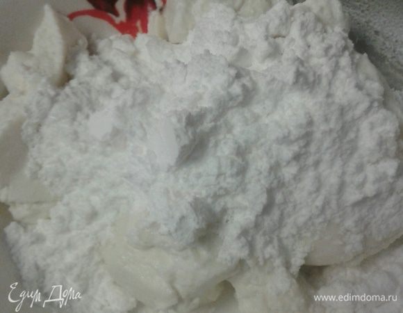 Сыр рикотта смешать с сахарной пудрой,