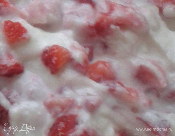 Добавить нарезанную клубнику.